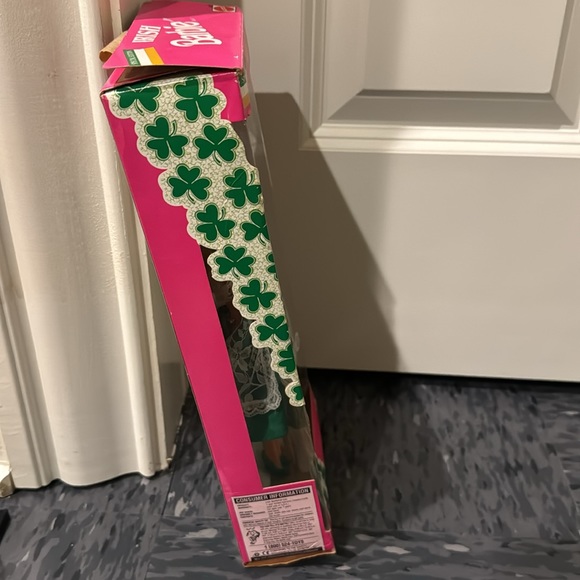 Dolls of the World: Irish Barbie - Picture 4 of 9
